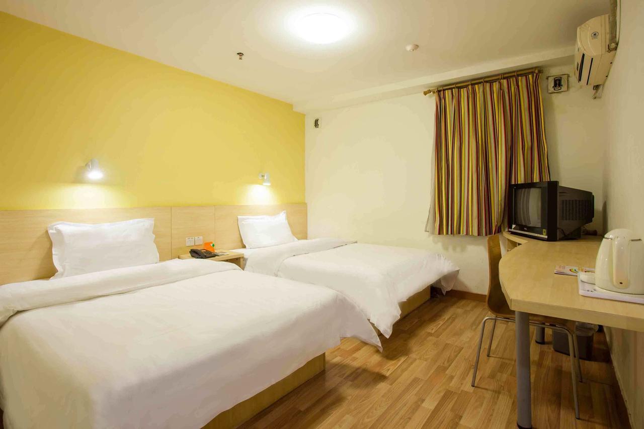 7Days Inn Dongguan Conference & Exhibition Center Room photo